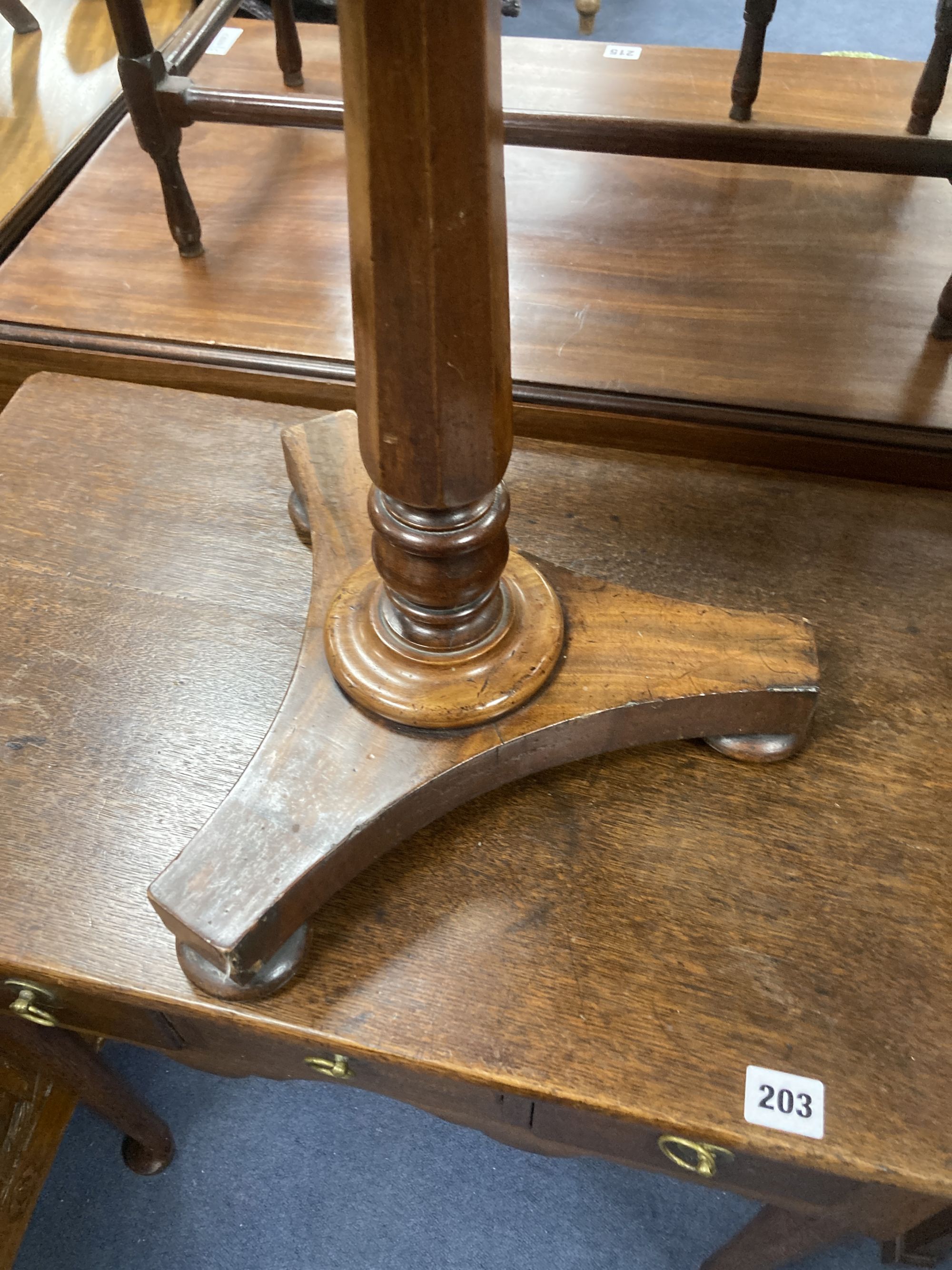 An early Victorian circular mahogany wine table, 35cm diameter, height 55cm